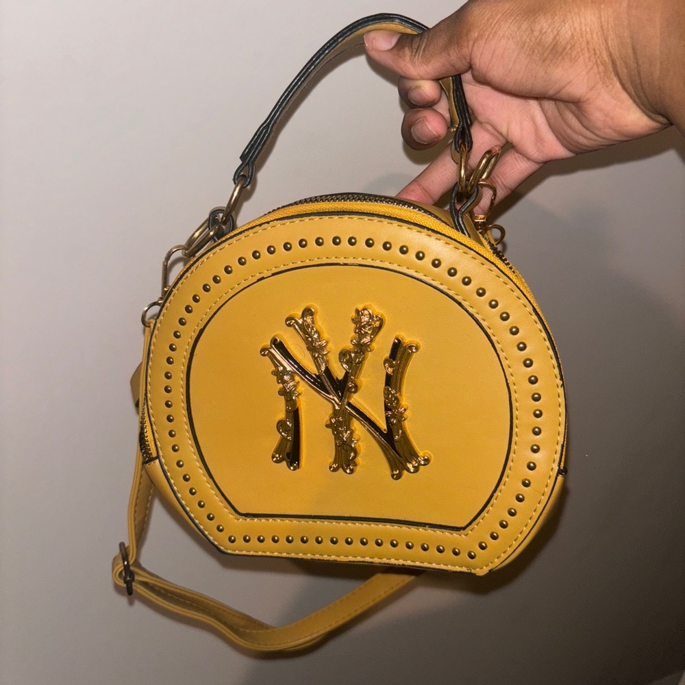 Yankee sign crossbody bag
